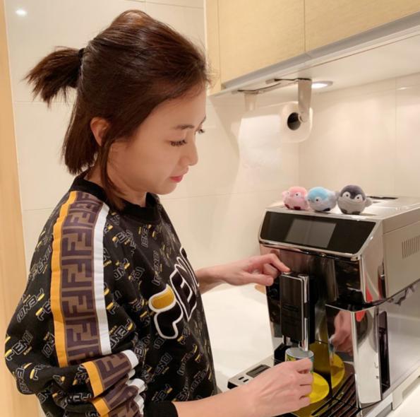 香港女首富甘比黑裙出席典礼,香港女首富甘比的成功