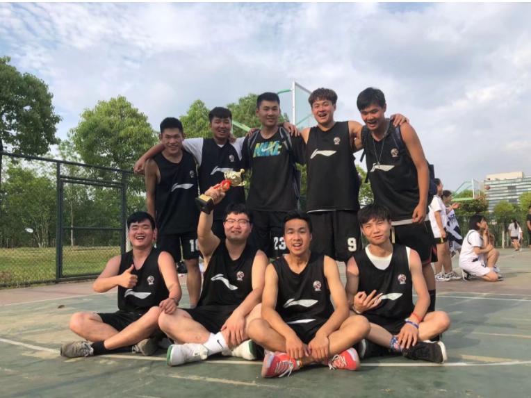 新生军训吵架罚站主席台，两人“被迫牵手”，网友：磕到了