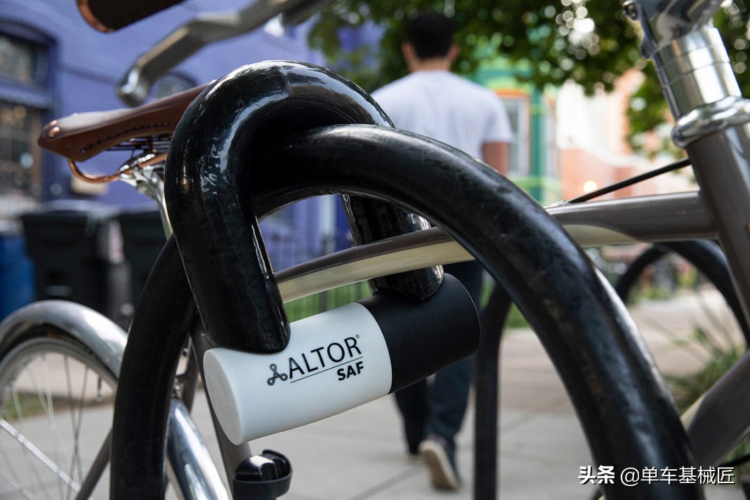 这应该是最大的自行车车锁了,据说可以防御任何攻击