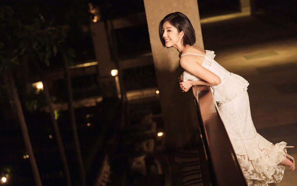 “宅男女神”官宣恋情，身穿湛蓝大衣搭白卫衣，依旧甜美可人