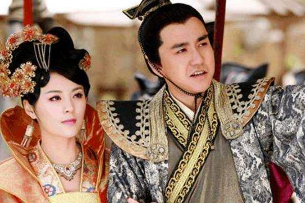 小宫女碰上大蜥蜴,后莫名生下一女并遗弃,开口一笑倾覆一个王朝