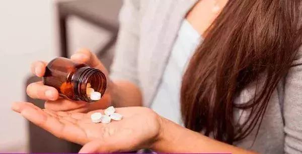 几种感冒药混在一起吃的后果,多种感冒药混着吃危害大