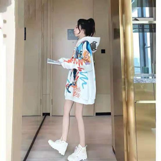 金晨全黑装走机场，背小包斜跨超可爱，脖子太长穿高领也能看见肉