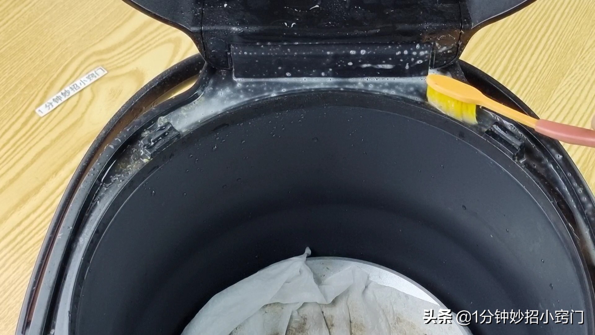 电饭锅内胆发黑怎么清理,电饭锅里面污垢妙招