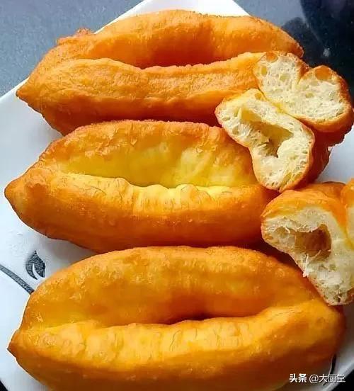 面粉怎么做油条不用鸡蛋和酵母粉,一碗面一个鸡蛋教你在家做油条