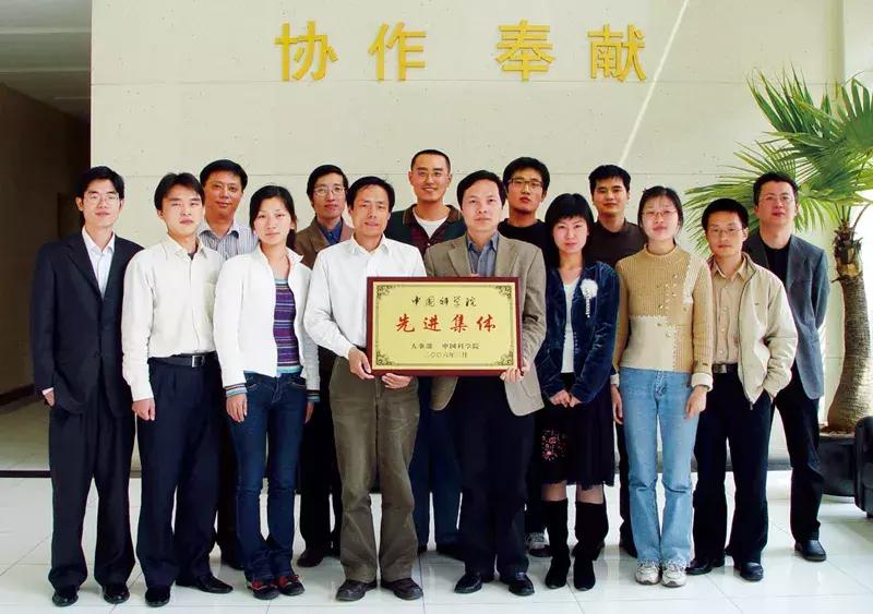 以身许祖国下一句,以身许国的万丈豪情