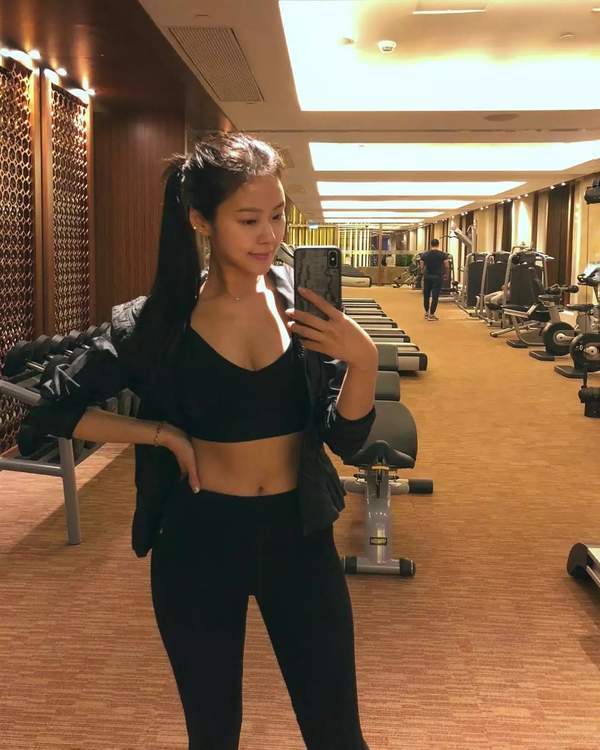 韩国网红模特小姐姐，却已是两个孩子的辣妈，对抗衰老自有妙招