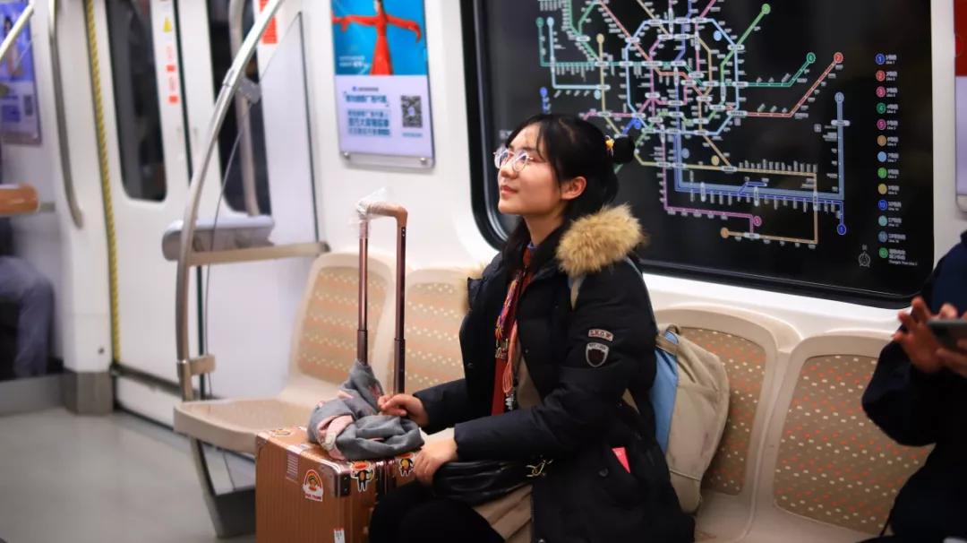 春运路上的幸福,高铁上的春运流动的年俗年味