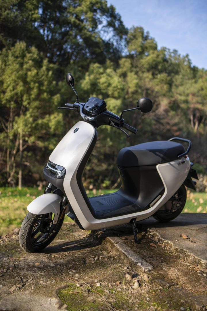 大灯炫酷有型,九号e100大灯效果