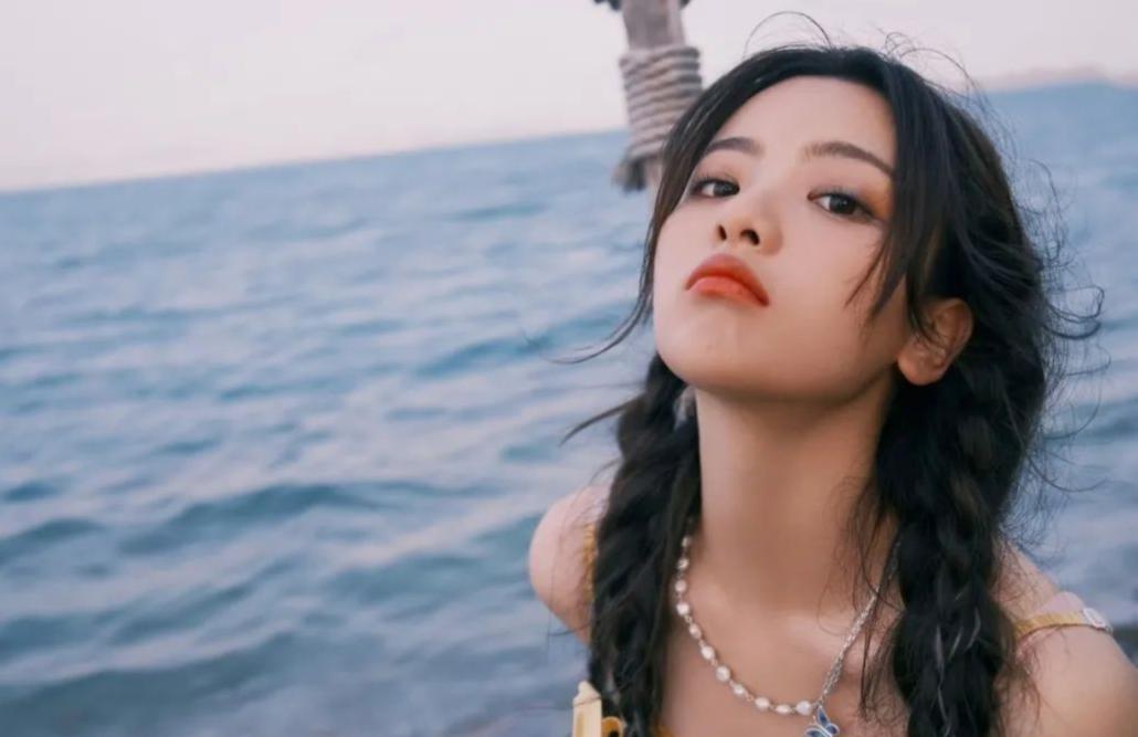 圆脸减龄发型可扎可披图片,短圆脸适合的扎发