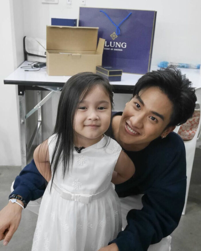 他泰男星和小朋友的治愈同框：BP一家三口关大爷画风不对