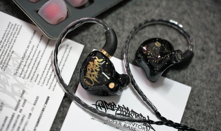 摧毁100元以下所有耳机年度*弹核**级白菜!138元最酷的类定制耳机