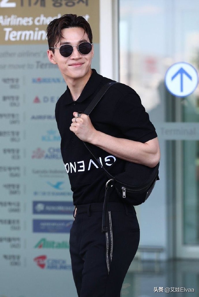 刘宪华格子裤,刘宪华穿搭小领巾