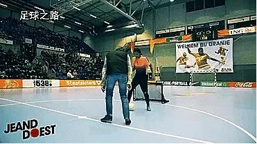 足球花式教学彩虹过人,花式足球贾尼尔起球教学