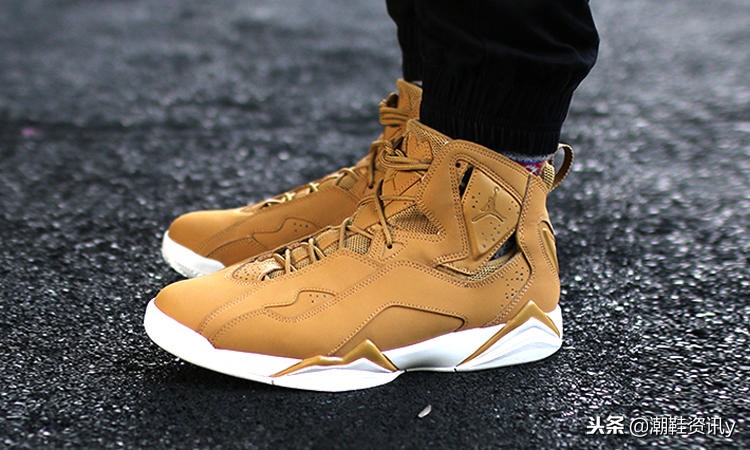 耐克球鞋大秀小麦肌，真的不要太低调