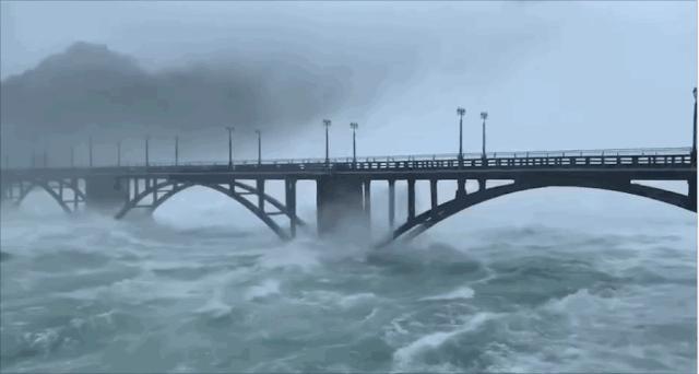 9孔全开水库泄洪,9孔全开