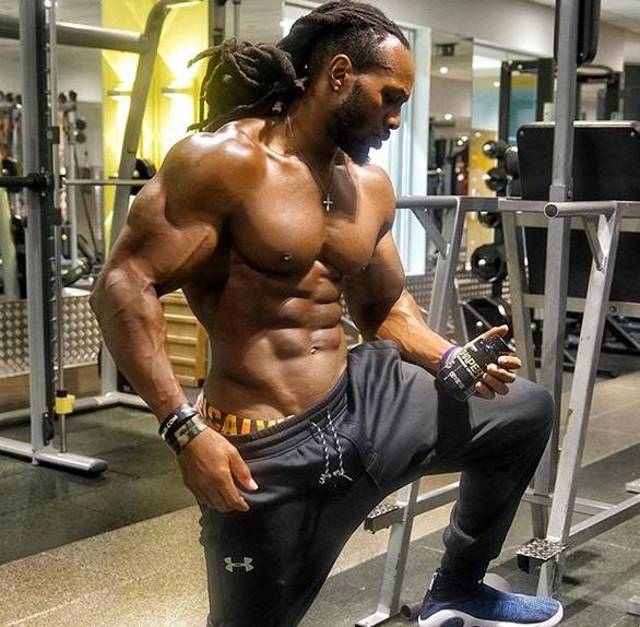 大屌哥的儿子小小年纪就已经练成了肌肉男,真是虎父无犬子