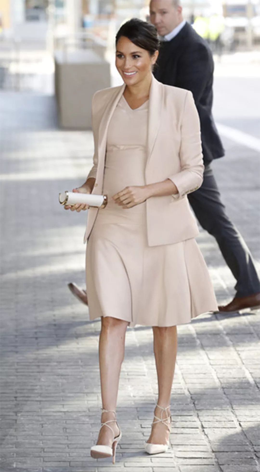 梅根抱着孩子的视频,梅根挺大肚子抱孩子上学