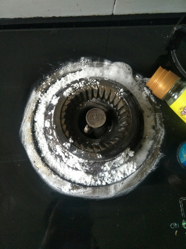 厨房燃气灶污渍清理,煤气灶污脏用什么清洗又快又干净