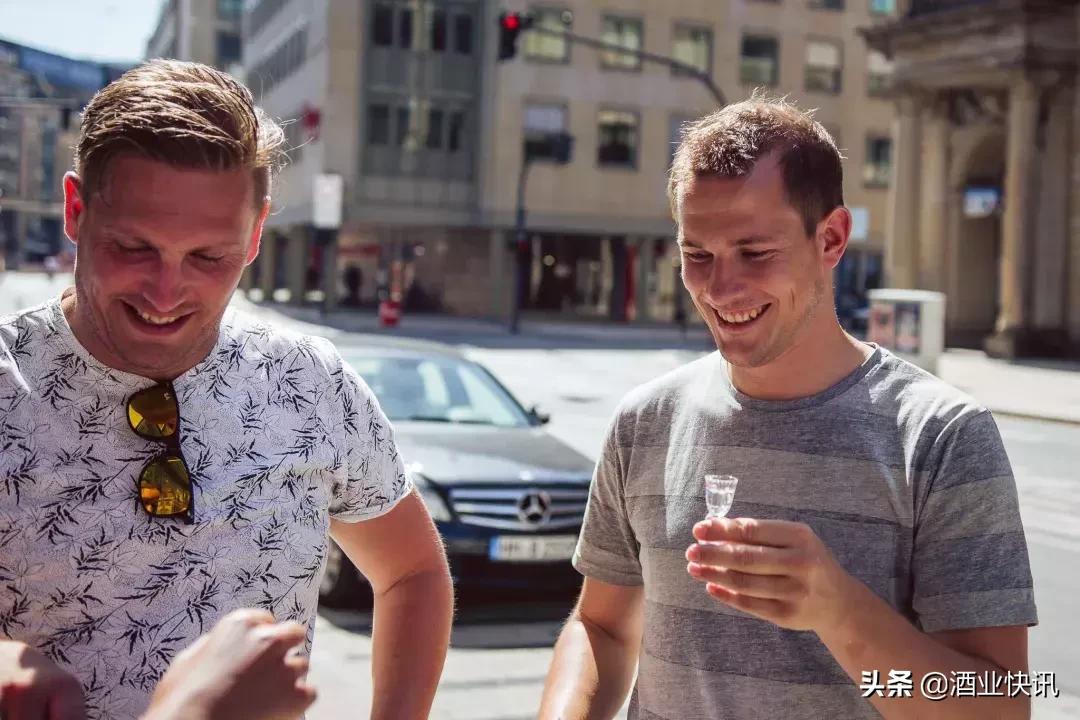 外国人喝酱香型茅台,德国人感受中国美食