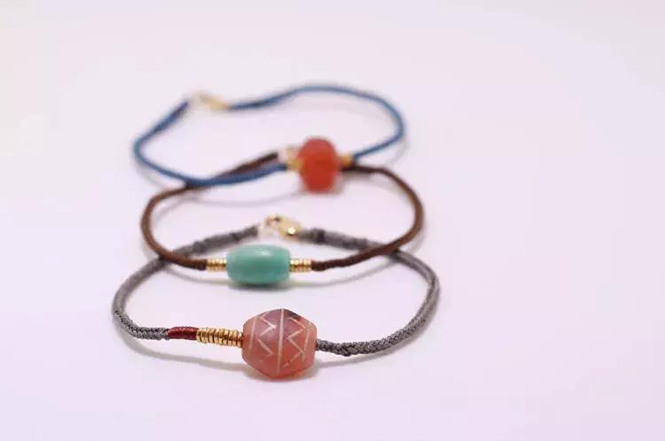 能给圣诞老人换衣服?这个圣诞嘉年华在搞什么名堂?!