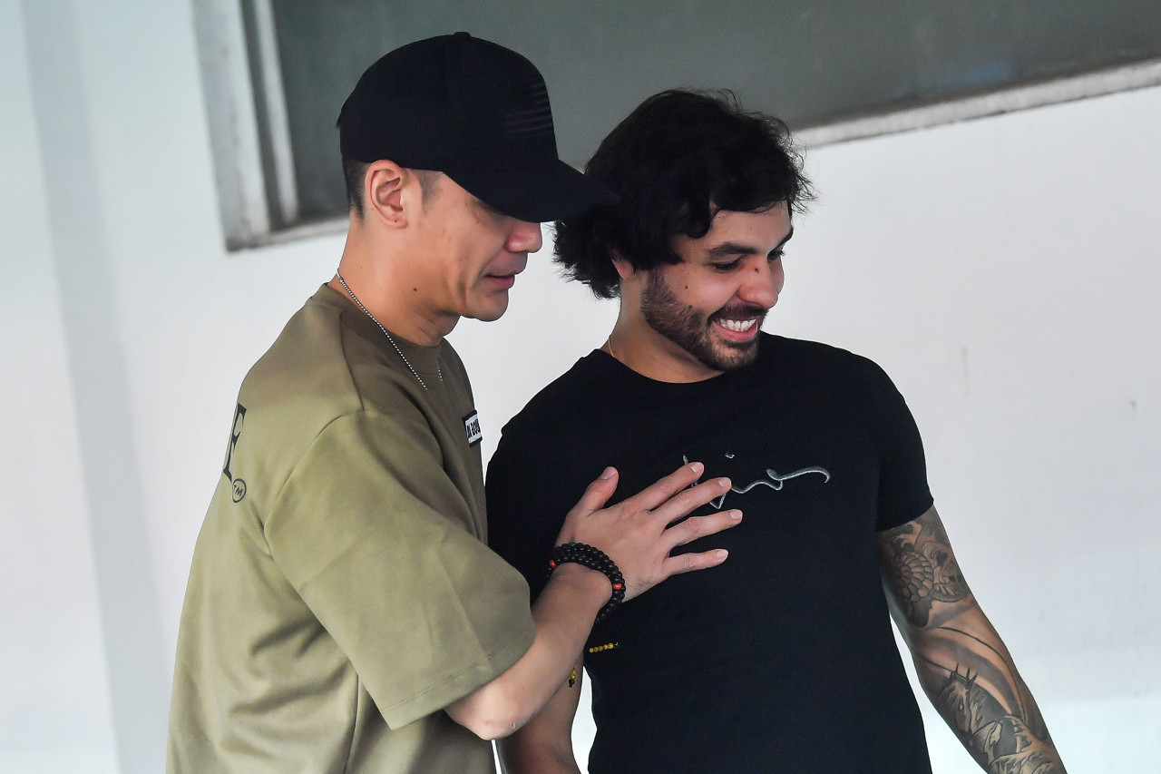 国足集训不容易，两点一线生活很枯燥，下榻酒店禁止戴口罩