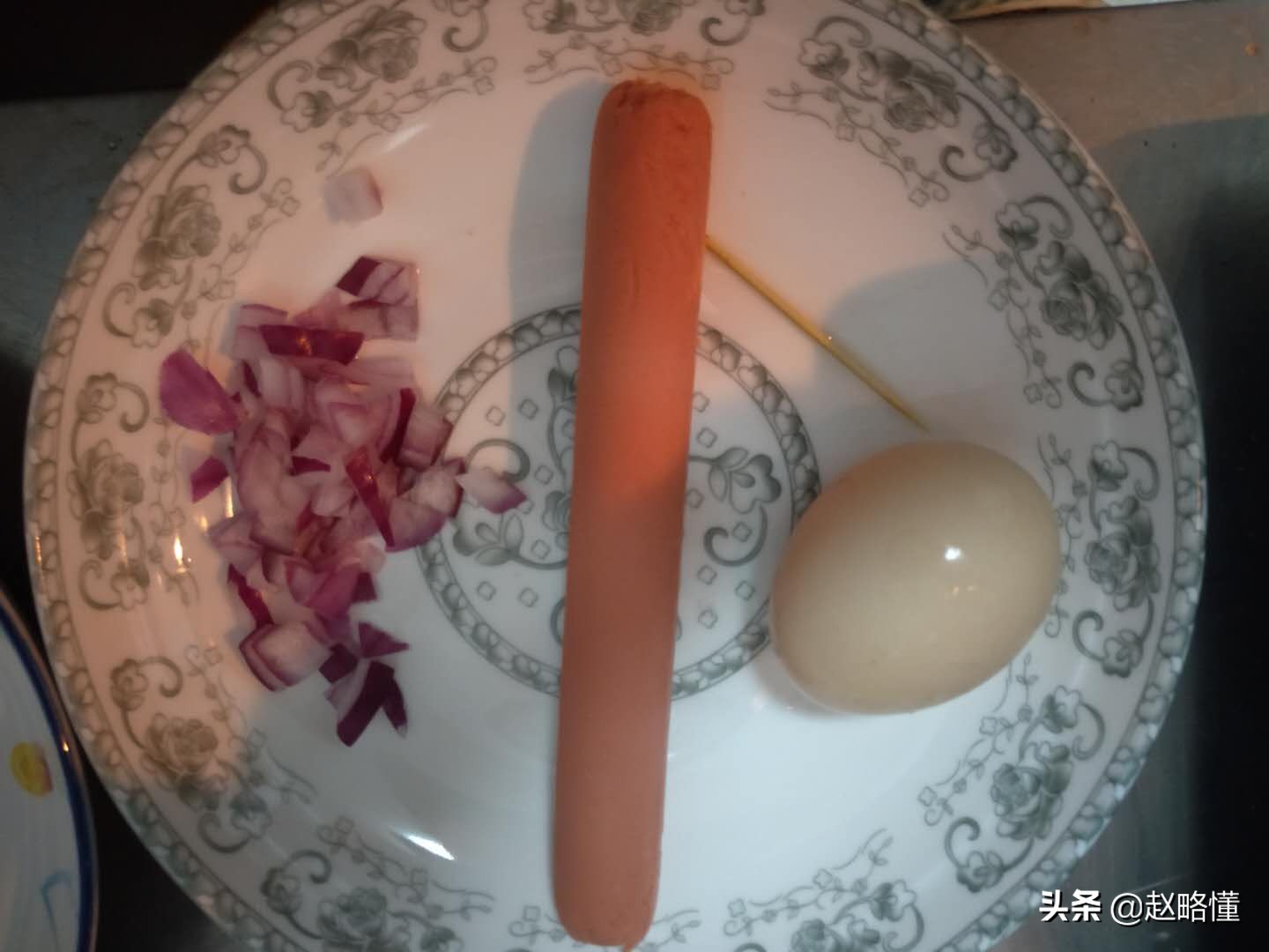 用火腿肠做心形煎蛋加面包,电饼铛做火腿肠心形煎蛋