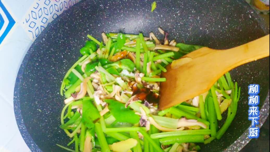 墨鱼干炒芹菜橙子,芹菜炒墨鱼干家常做法