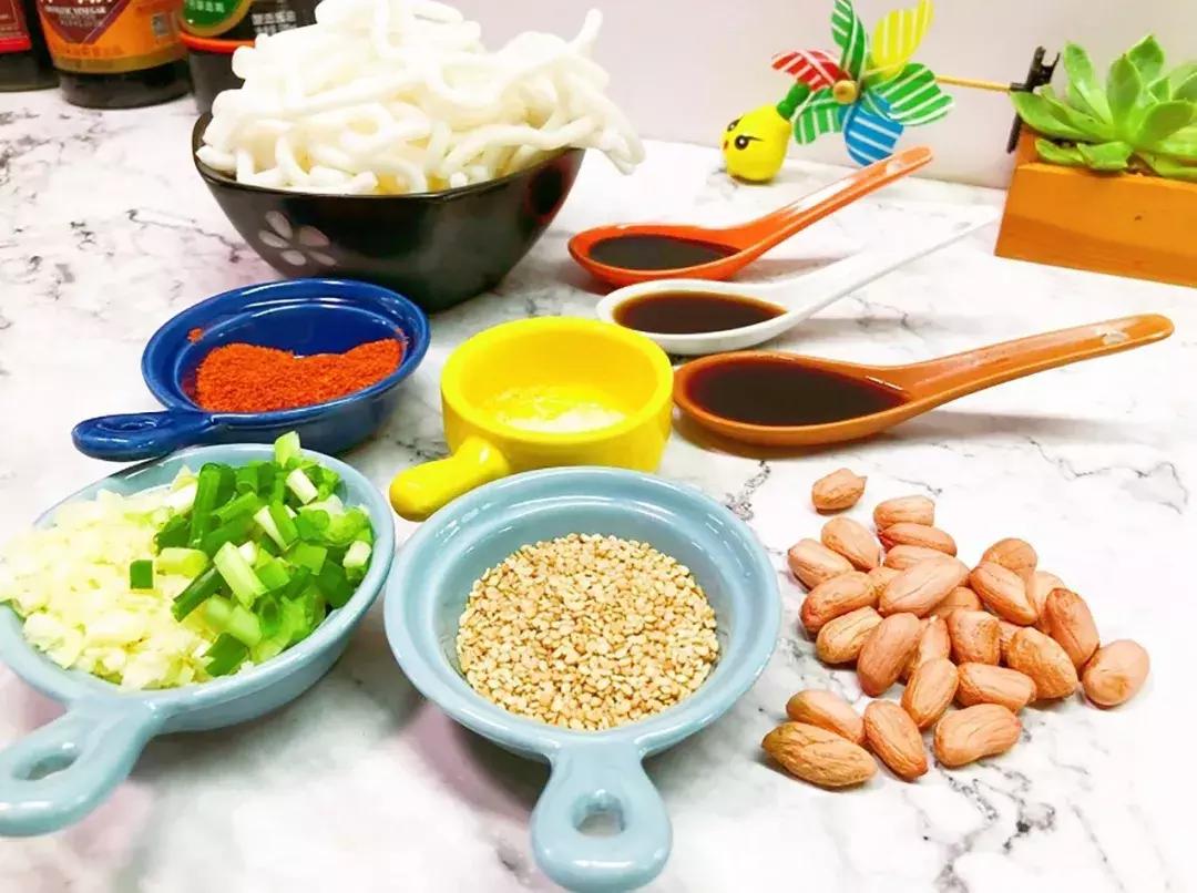 酸辣土豆粉重庆正宗酸辣味做法,酸辣土豆粉热乎乎的超开胃