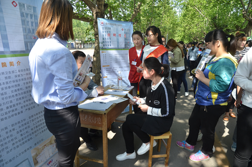 报考卫校需要填志愿吗,报考卫校有年龄限制吗