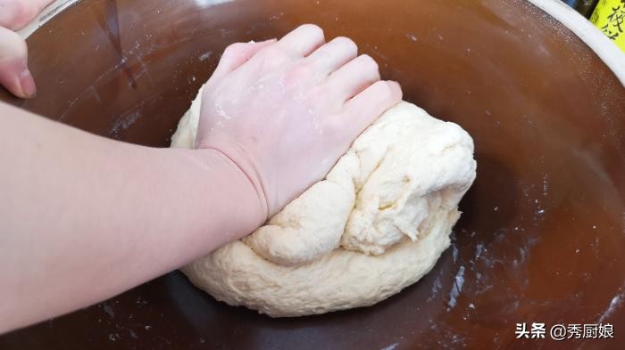 炸油条怎么加入泡打粉,炸油条放鸡蛋好还是不放鸡蛋好