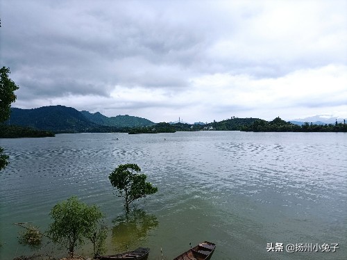 浮光掠影古诗,浮光掠影可以形容山吗