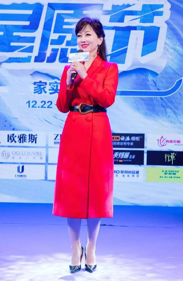 赵雅芝黑色裙穿搭,赵雅芝黑色大衣内搭