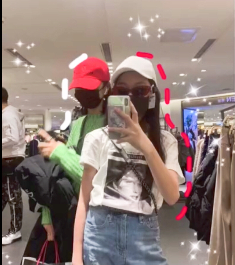 李嫣抖音最近很火的视频,李嫣在社交账号上晒了一组照片