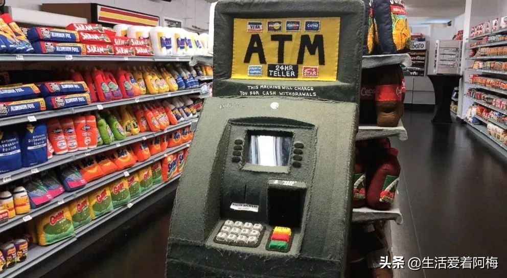 她开了间超市，卖的东西却全是假的，9000件商品，竟被一抢而空