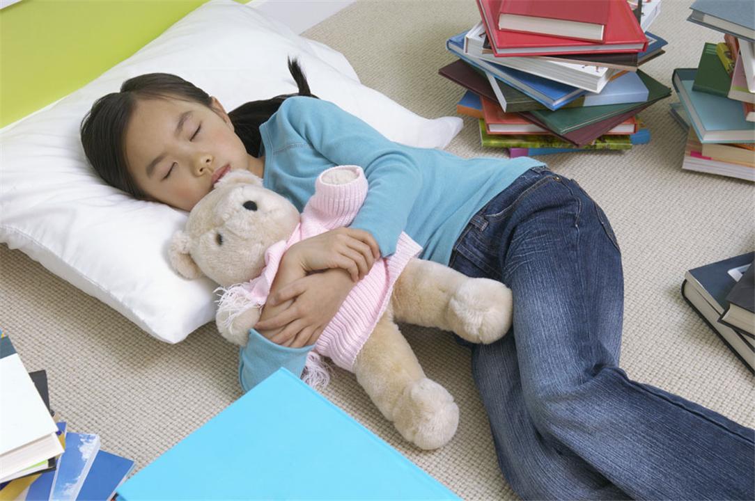 孩子爱踢被子怎么教育,宝宝睡觉老是蹬腿踢被