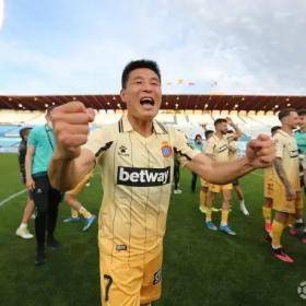 武磊阿奎罗,阿奎罗玩足球游戏抽到c罗