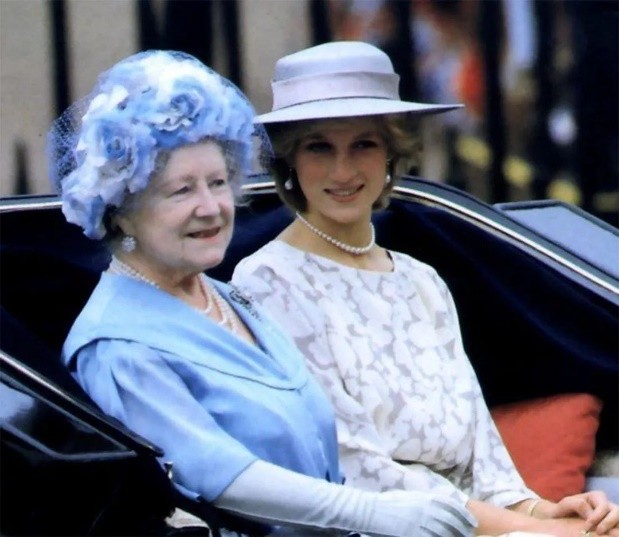 英女王母亲宠爱戴安娜,英女王哈里奶奶