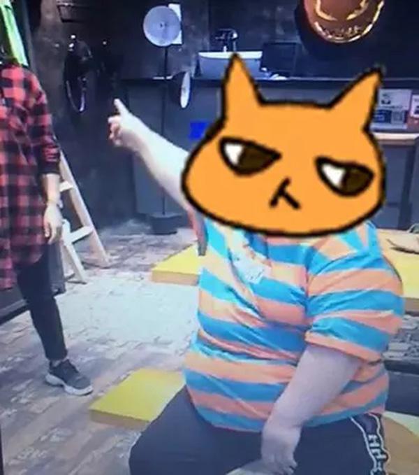 安徽一商场内女子当众半裸试穿拒不付款惊动特警