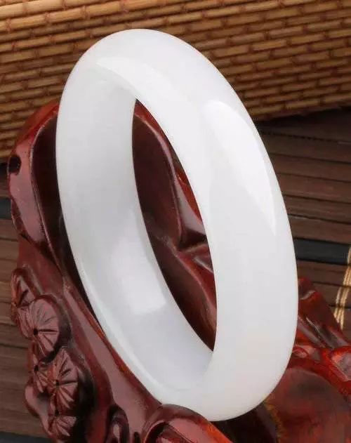 哪些玉越戴越丑,品相一般的玉真的会越戴越好吗