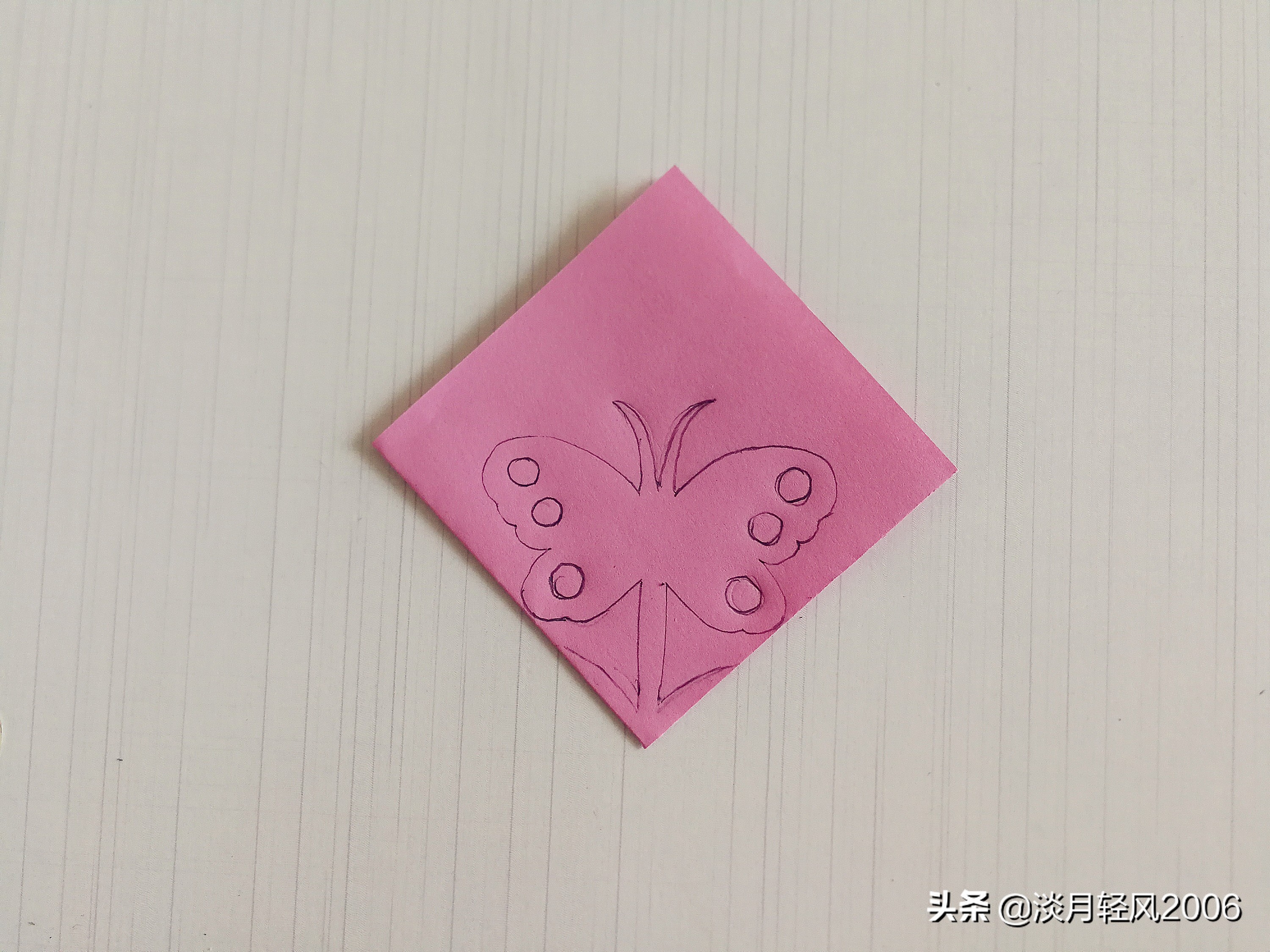 用正方形彩纸折一个蝴蝶会动的,怎样用正方形的卡纸折一个蝴蝶