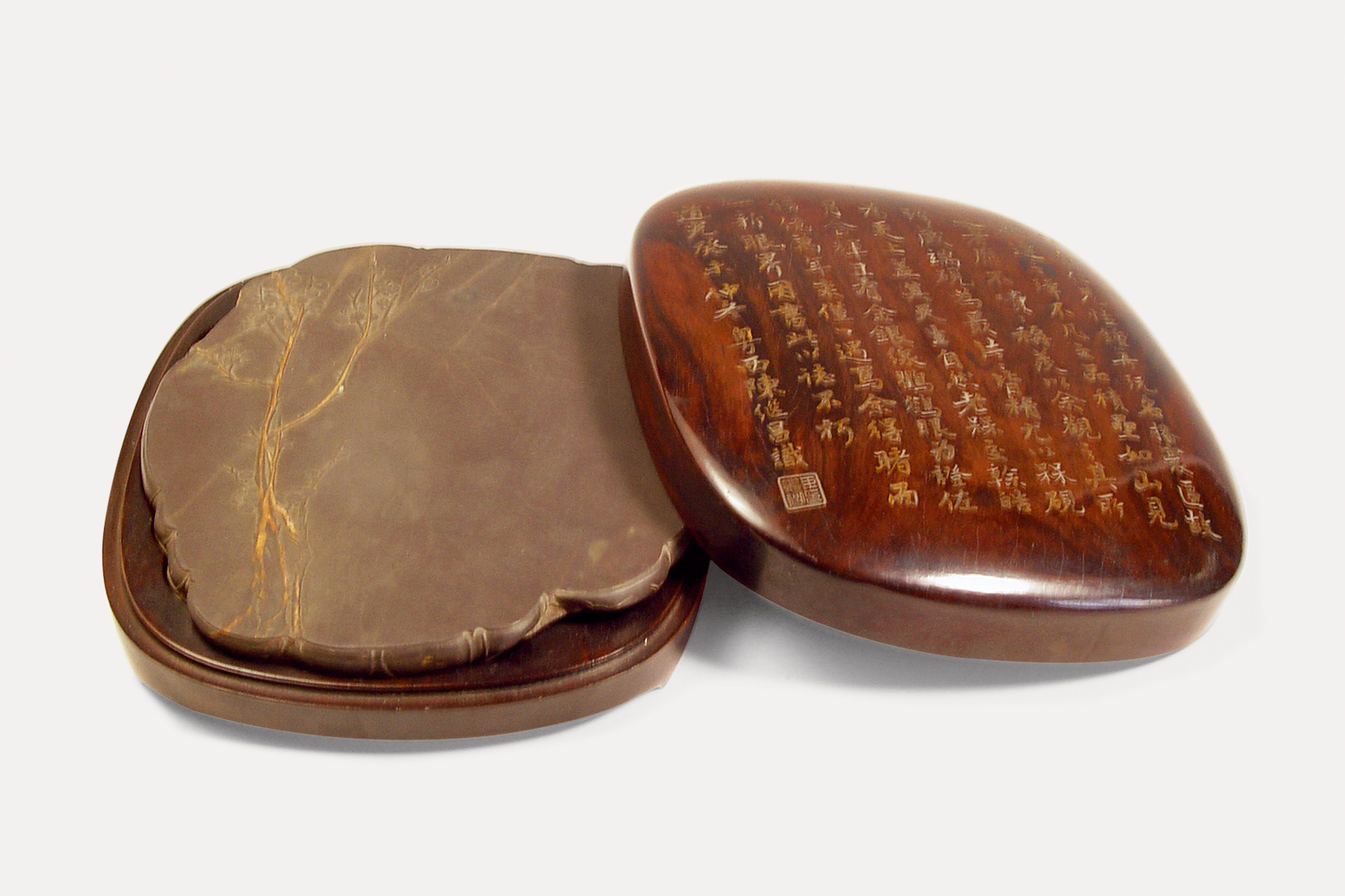 中国古代的文房四宝是笔墨纸砚,文房四宝中最顶尖的笔墨纸砚