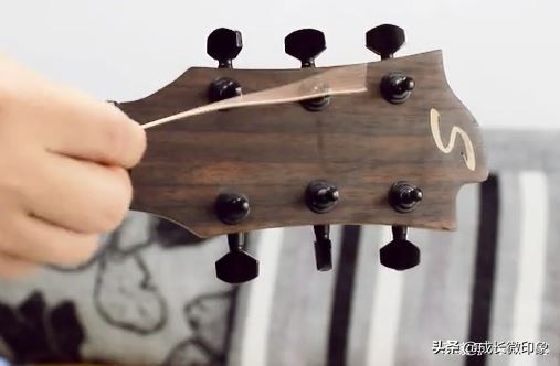 民谣吉他琴弦更换教程,民谣吉他更换琴弦详细教程