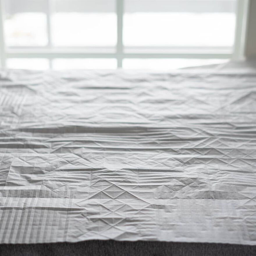 一张纸无裁剪？芬兰艺术家花了3个月的时间折叠一个武士