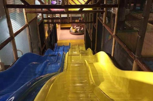 2岁女儿抠耳朵,两岁女儿在游乐园掏耳朵