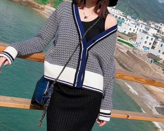 衣服v领太低穿什么打底,v领衣服太低怎么改视频