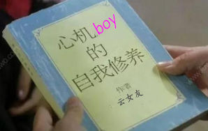 皮肤偏黑的男性适合穿什么颜色,皮肤黑的男子该怎么穿衣服