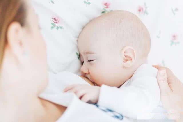 宝宝喝奶被呛到咳完立刻接着喝,小宝宝喝奶被呛到妈妈急救