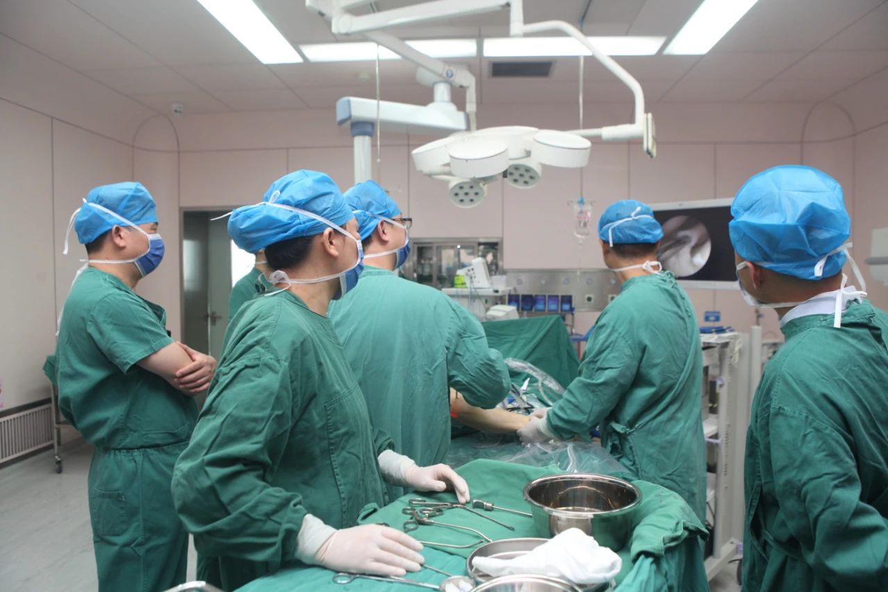 南大二附院骨科郝亮博士赴医联体单位指导完成一例关节镜手术