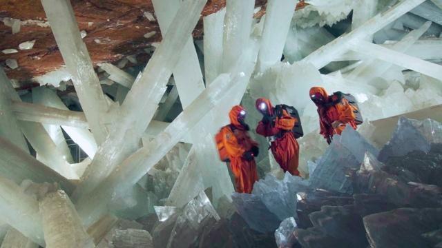 沙漠中的水晶宫,位于地下300米处,水晶长11米,却不用担心被偷